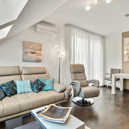 Klimaanlage, Balkon & Parkplatz - Bouquet